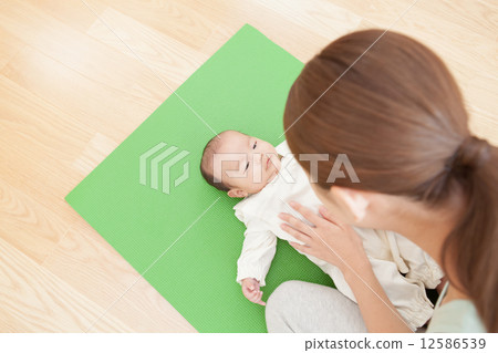 3個月大的寶寶 3個月大的寶寶 12586539