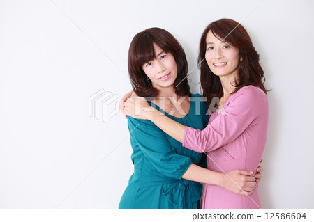 Middle sister Middle sister 12586604