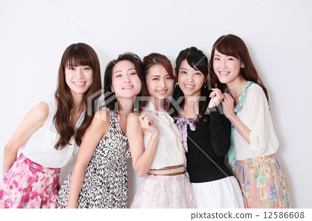Women in their twenties Women in their twenties 12586608