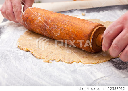 Roll out the biscuit dough on the baking mat 12588012