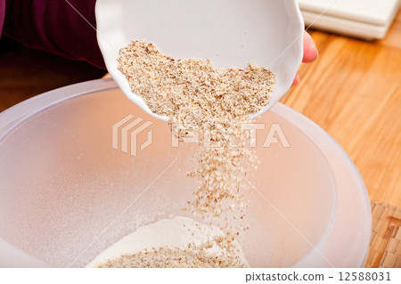 Put hazelnut sprinkles in the baking dish Put hazelnut sprinkles in the baking dish 12588031