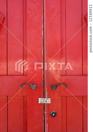 Red door 12589911
