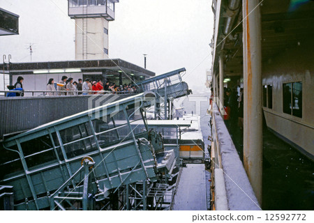 函館港 1980（青函渡輪上下客甲板，渡輪在右側）（北海道函館） 12592772