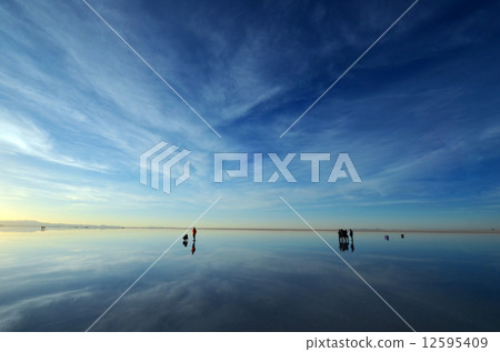 玻利維亞烏尤尼鹽湖早晨 玻利維亞烏尤尼鹽湖早晨 12595409