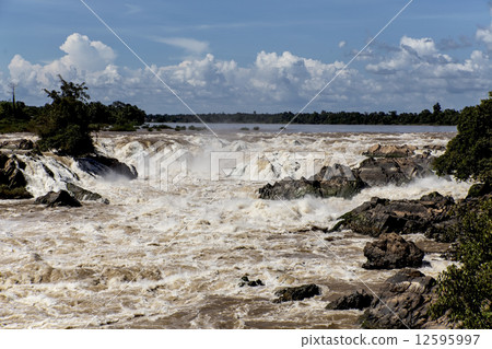 玉米紙在老撾湄公河落 玉米紙在老撾湄公河落 12595997