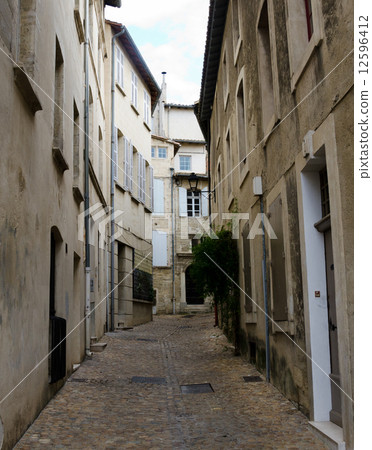 Narrow street in historic Avignon 12596412