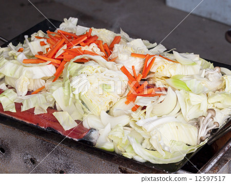 三文魚配蔬菜 12597517