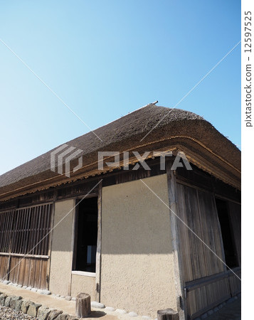 老私有房子和藍天 12597525