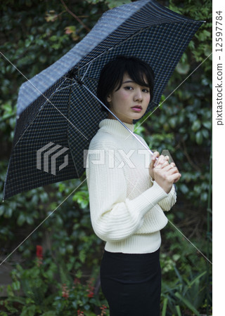 人 人物 傘 12597784