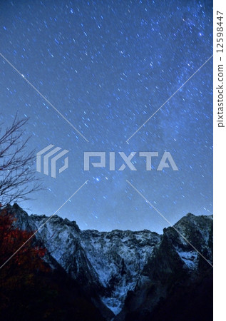 Kurasawa一早的雪和秋葉 12598447