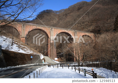 臼井通玻璃橋在冬天 12598513