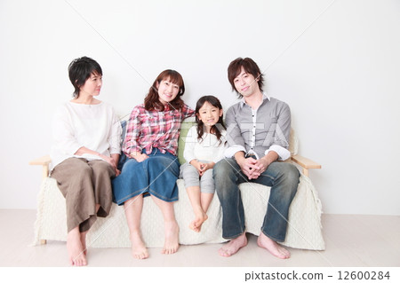 Three generations family 12600284