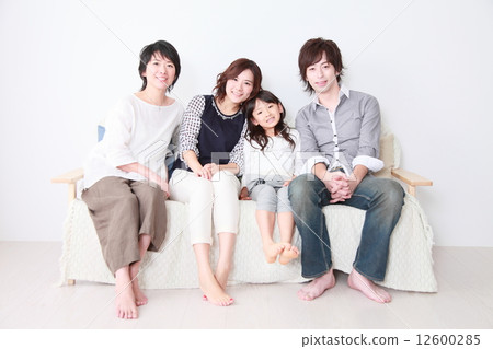 Three generations family 12600285