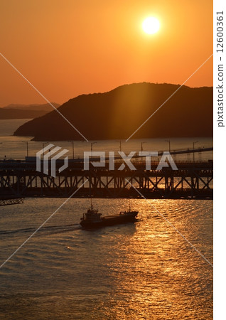 Seto Ohashi Bridge of the setting sun 12600361