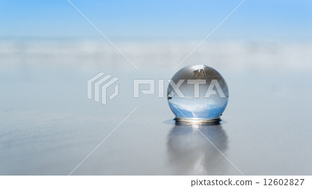 The globe and the sea of summer The globe and the sea of summer 12602827