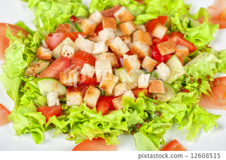 Vegetable salad with crackers 12608515
