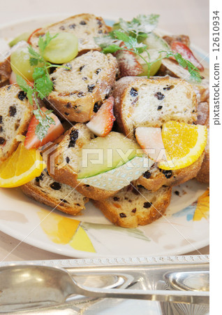 葡萄乾麵包和水果 12610934