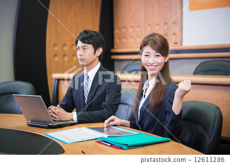 遇見膽量的商人和女商人擺在 12611286