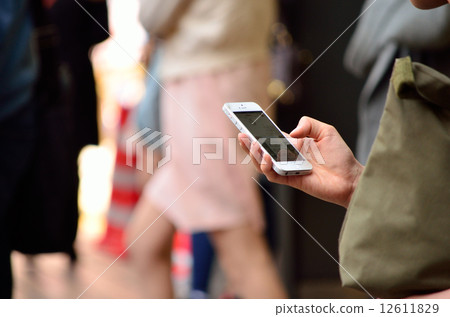 Hand to operate the smartphone 12611829