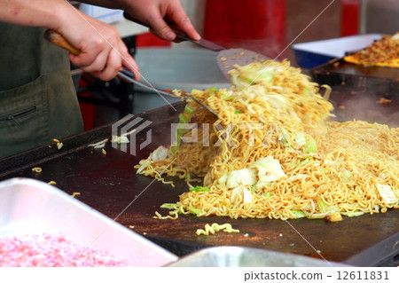 將炒麵與攤位結合起來 12611831