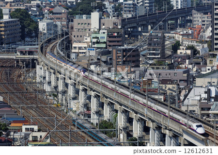 E3 New Yamagata Shinkansen and the E2 series Tohoku Shinkansen and the streets along the street 12612631