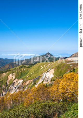 Mountain scenery at the beginning of autumn [View of Nagano Prefecture from National Highway No. 292 Yamada Pass] 12612660