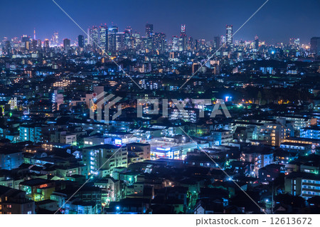 新宿二級市中心和東京鐵塔的夜景 新宿二級市中心和東京鐵塔的夜景 12613672