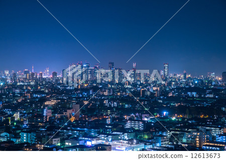 新宿二級市中心和東京鐵塔的夜景 新宿二級市中心和東京鐵塔的夜景 12613673