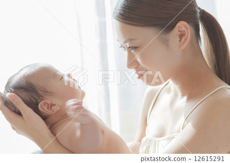 3個月大的寶寶和媽媽 12615291