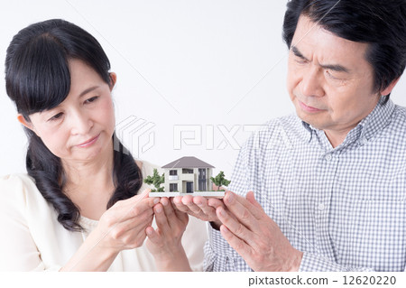 Senior couple (housing) 12620220