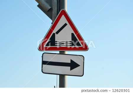Road sign drawbridge 12620301