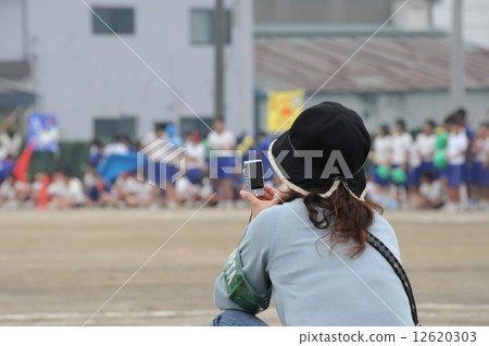 PTA person in charge of taking pictures at the athletic meet 12620303