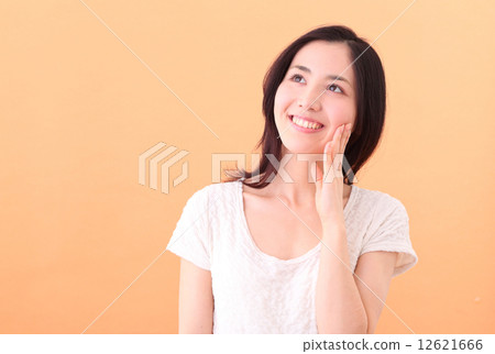 Young lady to skin care 12621666