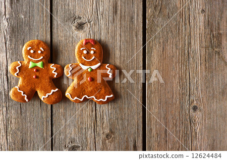 Christmas homemade gingerbread couple cookies Christmas homemade gingerbread couple cookies 12624484