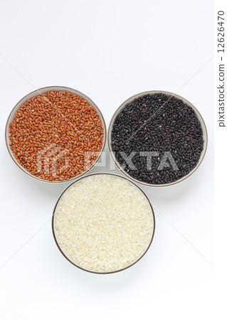 Ancient rice and white rice 12626470