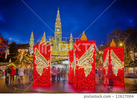 Rathaus and Christmas market in Vienna 12627004