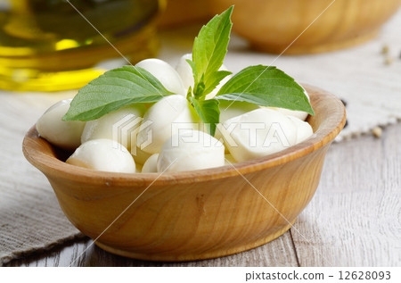 Mozzarella, tomatoes, basil and oil Mozzarella, tomatoes, basil and oil 12628093