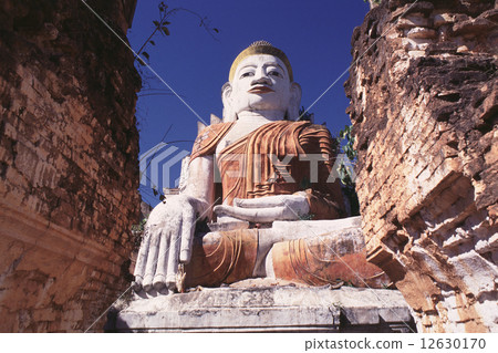 A Buddha statue of a ruined temple 12630170