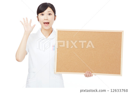 一位護士驚訝拿著留言板 12633768