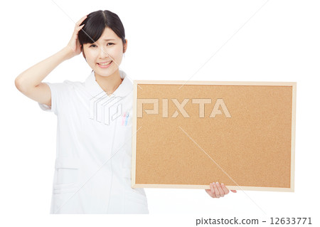 拿著留言簿和拿著他的頭的護士 12633771