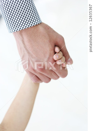 父母和孩子連接手 12635367