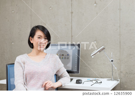 工作中的女人 12635900