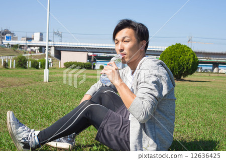 男人喝水 12636425