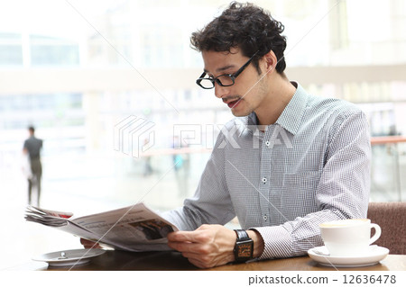 讀報紙的一個人在咖啡館 讀報紙的一個人在咖啡館 12636478