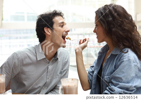 休息在咖啡館的外國夫婦 12636514