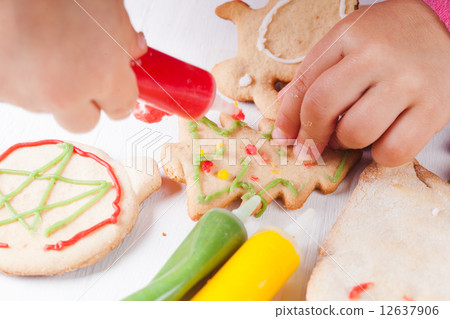 Draw on gingerbread cookies Draw on gingerbread cookies 12637906