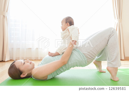 3個月大的嬰兒健身 12639581