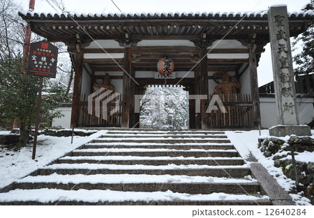 Snow scene of Kyoto Hojoji Temple 12640284