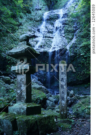 Flying dragonfall Flying dragonfall 12645089