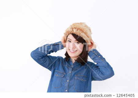 一個戴著針織帽的女人 12645405